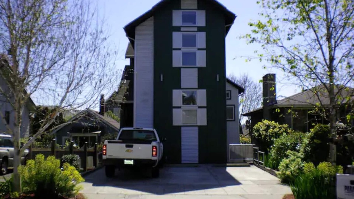 Ballard Apartment | Charming Ballard Studio: King Bed, Private Backyard, EV Charging & Parking