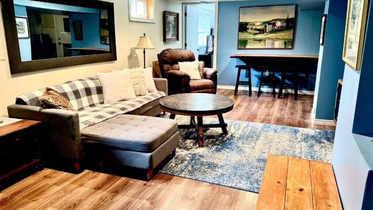 Peterborough Apartment | CHARMING BASEMENT APARTMENT MINUTES FROM DOWNTOWN, LITTLE LAKE, AND AMENITIES
