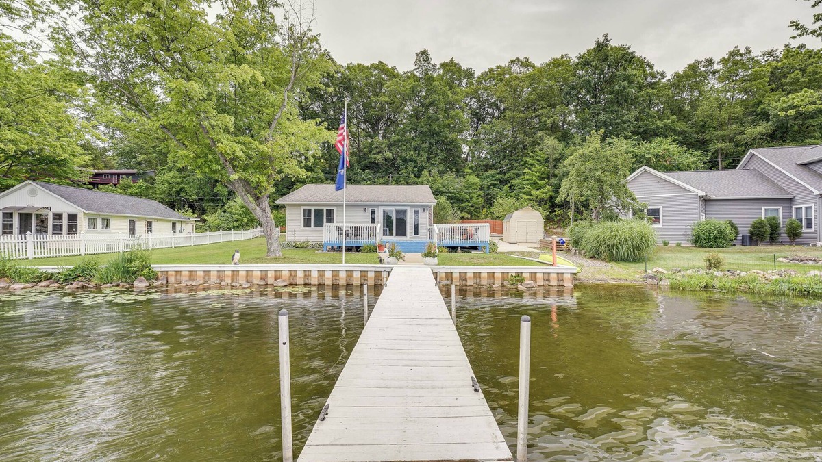 Battle Creek Cottage | Charming Battle Creek Cottage w/Dock!