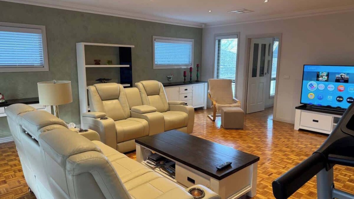 Bell Post Hill Villa | Charming Bay-View Stay near Geelong Ring Road