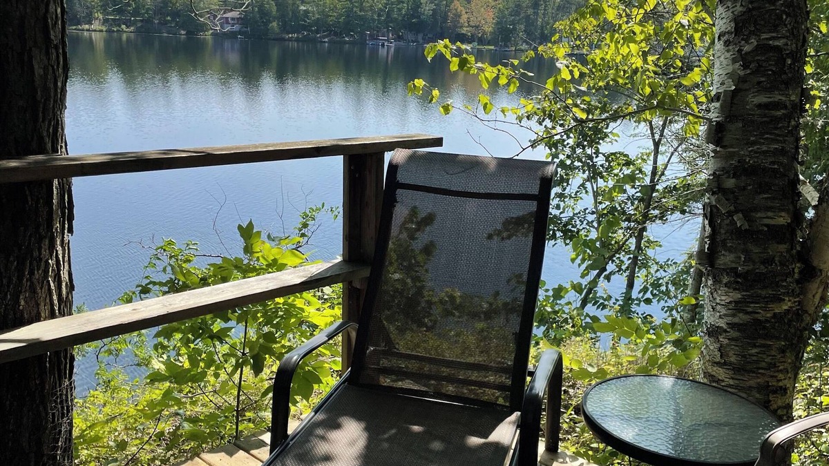 Havelock-Belmont-Methuen Cottage | Charming bayside Kawarthas cottage with antique finishes and original art