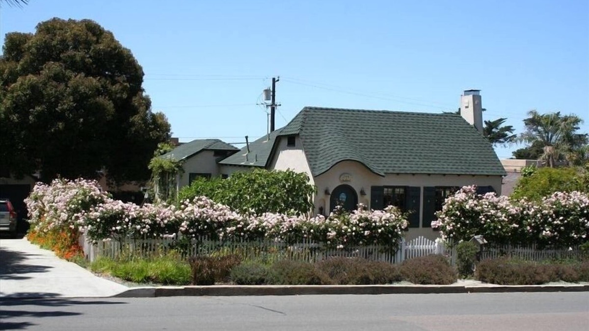 Del Mar House | Charming Beach Cottage with Ocean Views: 5-minute walk from beach & shops