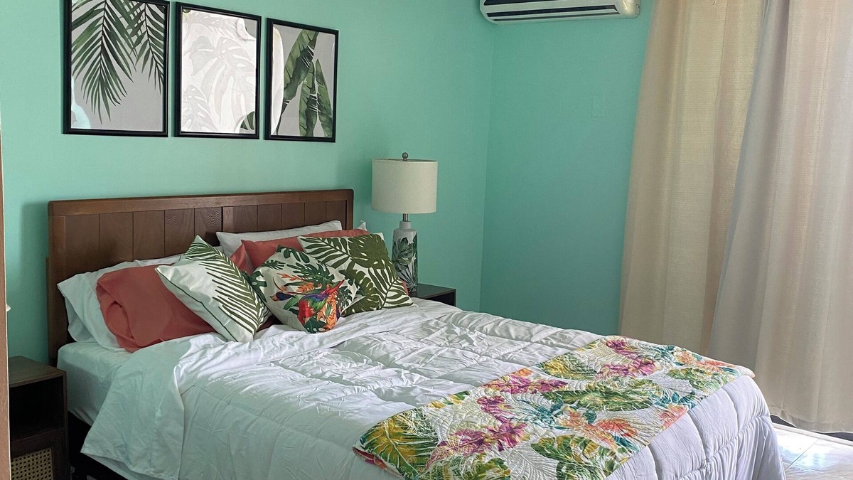 Discovery Bay Condo | Charming beach front condo, Freeport ,Coral Beach, with AC/WiFi, salon/spa, pool