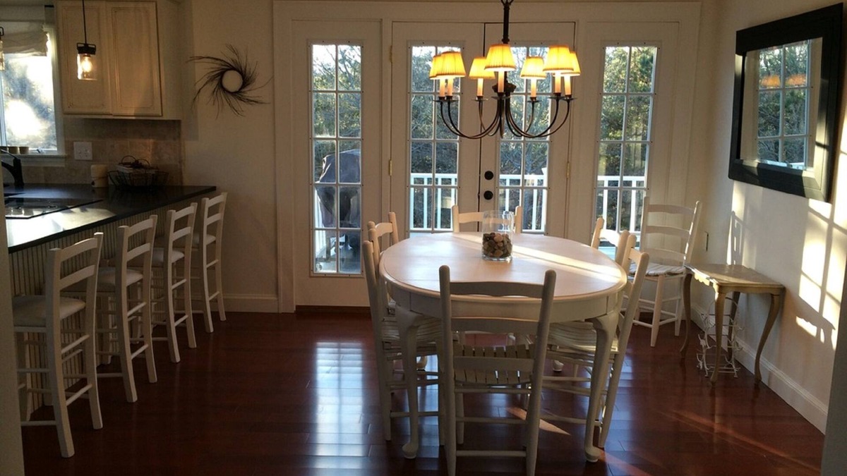 South Chatham House | Charming Beach House ~ Beautifully Updated & Immaculate. Walk to Sandy Beaches