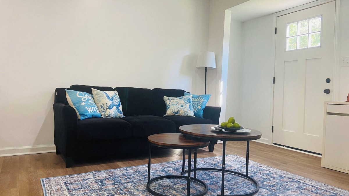 Williamsburg Apartment | Charming Beach-Style 2-bedroom apartment - Near All the Action!