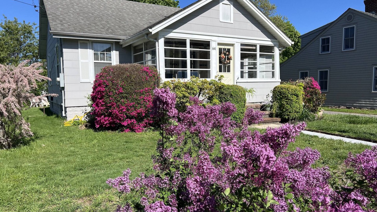 Jamesport Cottage | Charming Beach Cottage, Steps to Beach, Enjoy Harvest Time LI's Wine Region.