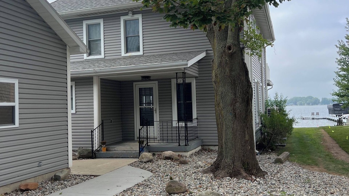 Coldwater Cottage | Charming Beachfront 4-bedroom cottage with WiFi, AC in Coldwater