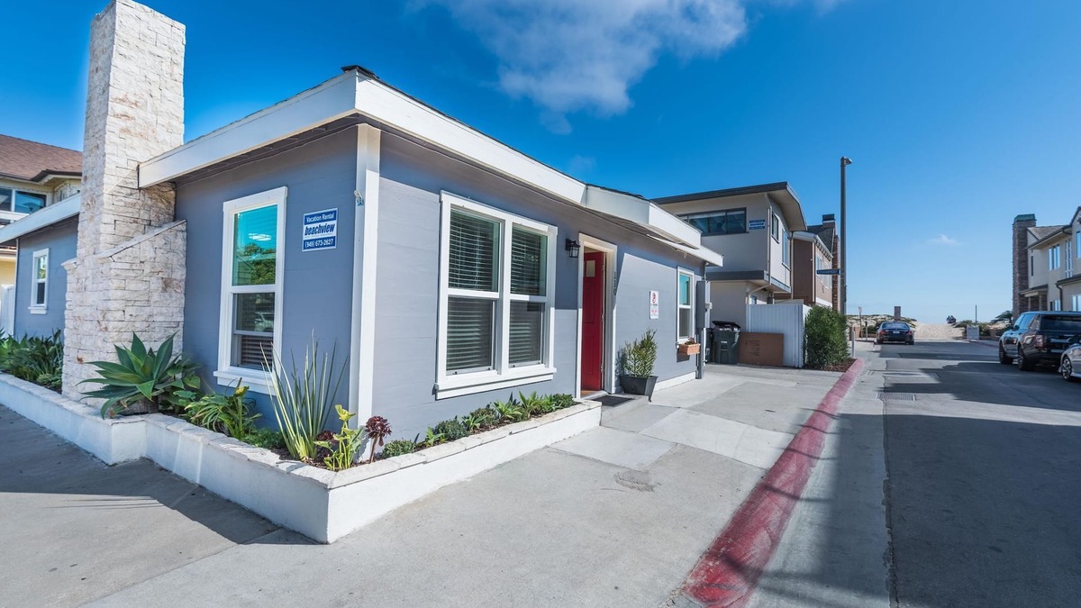 Santa Ana Heights Condo | Charming Beachside Vacation Cottage - A Frisbee Throw to the Sand!