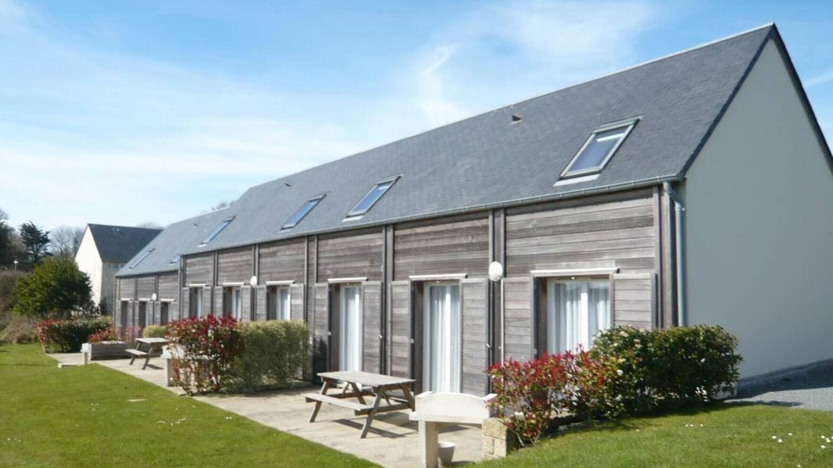 Biville Cottage | Charming Beachside House: Terrace, Pet-Friendly, Near GR223, with Wifi & Baby Equipment