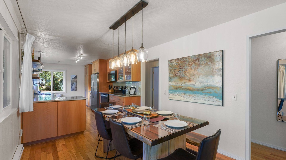 Neahkahnie Beach House | Charming & Beautiful. Perfect for families.Swing. Tree House, Dog Friendly +