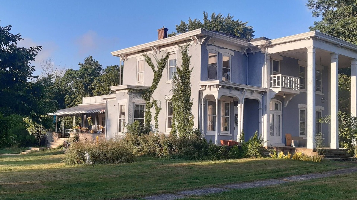 Strongsville Bed & Breakfast | Charming bed & breakfast with WiFi and AC in historic Strongsville