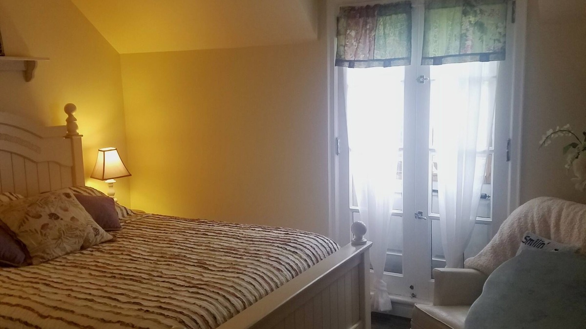 Northfield Bed & Breakfast | Charming bed & breakfast in lovely Northfield with WiFi, AC