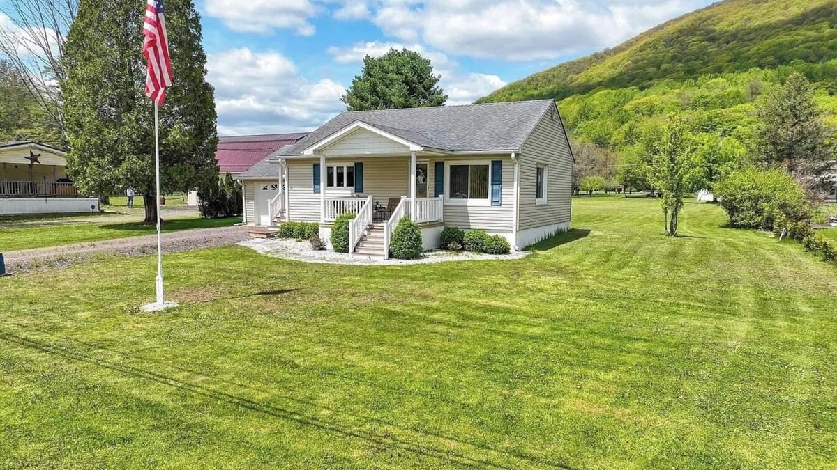 Benton House | Charming Bed & Breakfast Cottage in the Mountains
