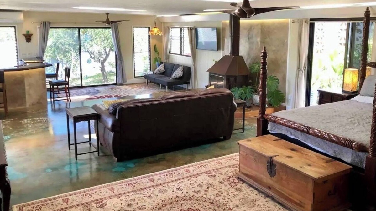 Pukalani Bed & Breakfast | Charming bed & breakfast on the slopes of Haleakala with AC, WiFi.