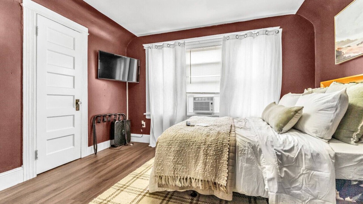 Bridgeport Apartment | Charming bedroom near Yale Hosp/Bridgeport