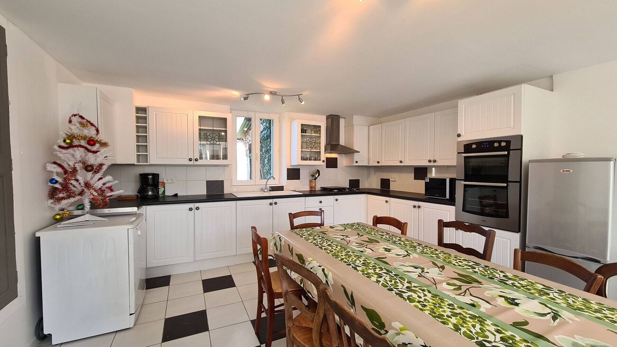 Crozon-sur-Vauvre Cottage | Charming Berry House: Private Garden, Proximity to Lakes, Activities, 3 Bedrooms, Sleeps 8