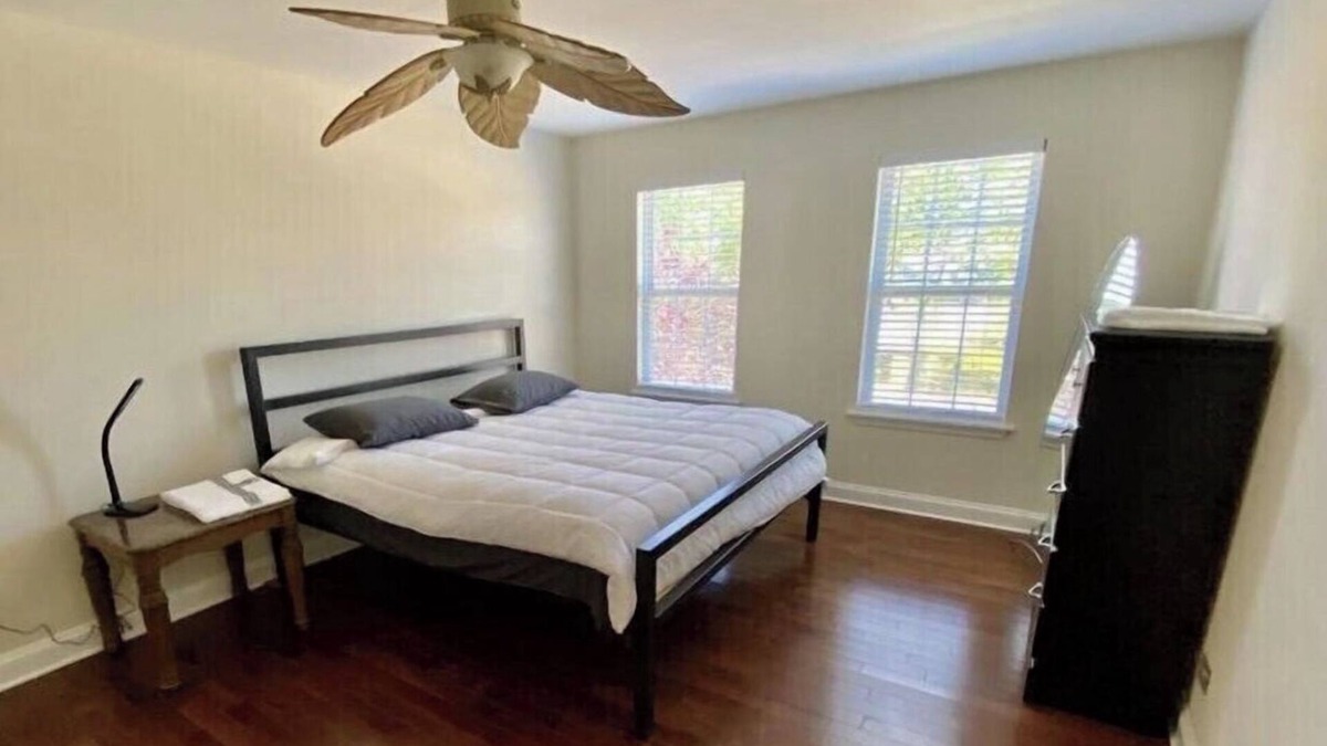 Round Lake Beach House | Charming Big 4 Bedroom Home In Lake Villa