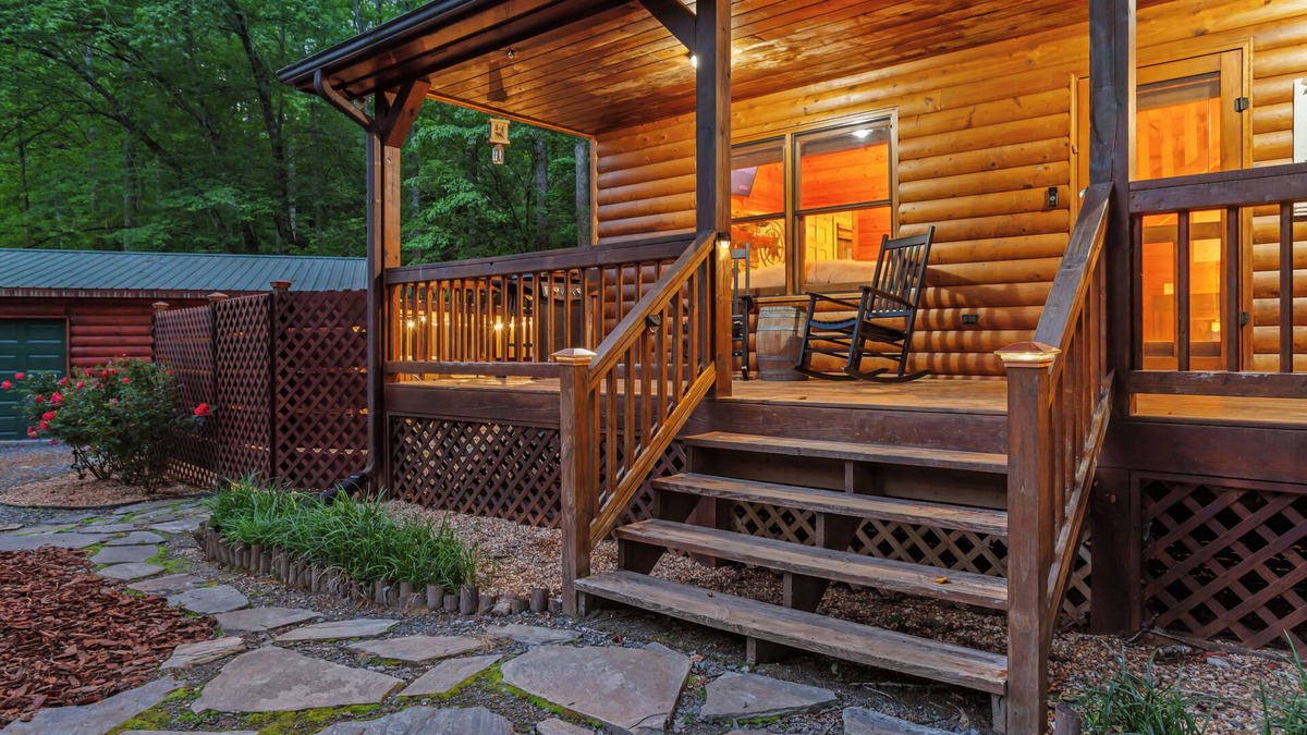 Mineral Bluff Cabin | Charming Blue Ridge Cabin! Hot Tub, Hiking, Close to Blue Ridge Attractions!
