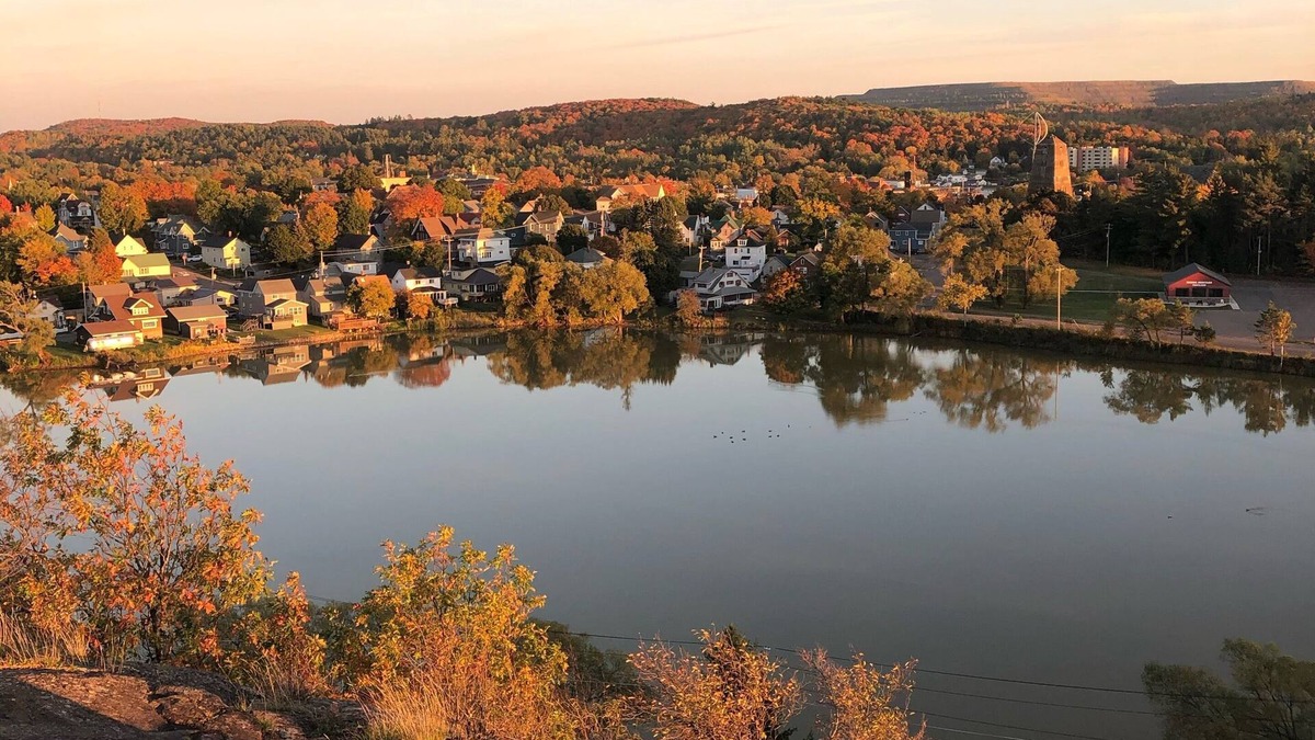 Ishpeming House | Charming Bluff home with view of Lake Bancroft