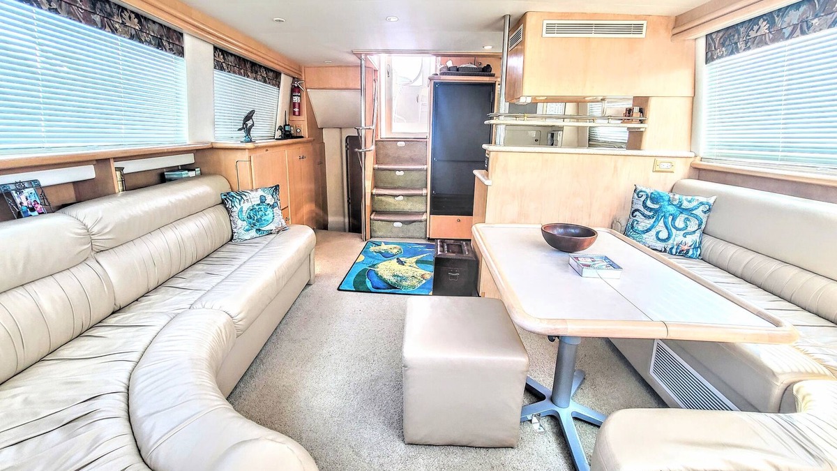 Cincinnati Boat Rental | Charming boat with AC in Cincinnati - Perfect for a unique getaway