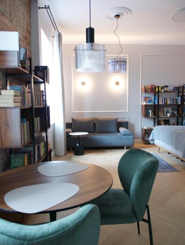 Voru Apartment | Charming Booklovers' Apartment in Old Town