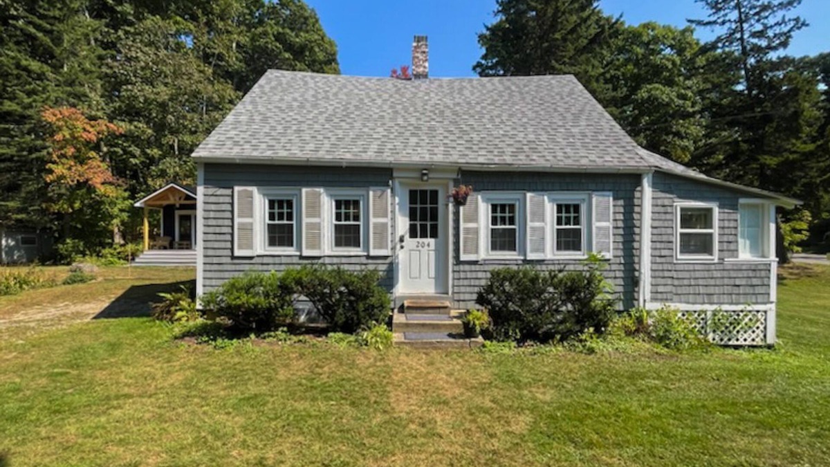 Bayville House | Charming Boothbay Harbor cottage with partial AC, full kitchen, and sun room