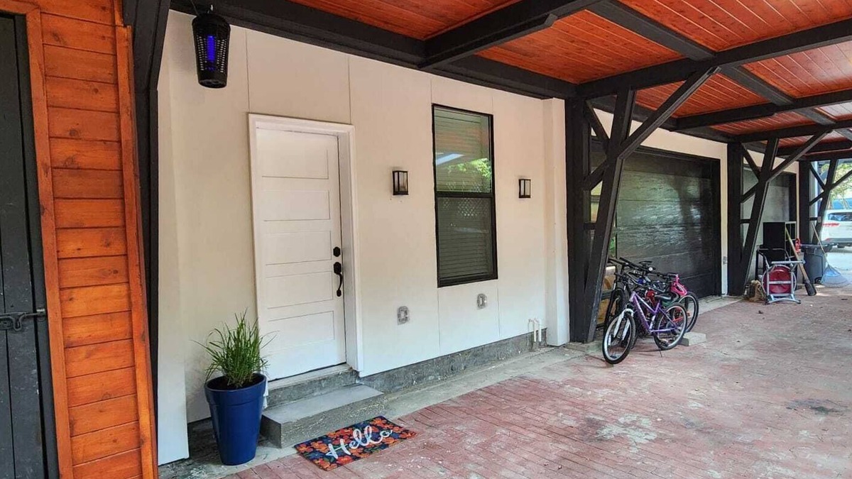 Barker House | Charming, BRAND NEW, complete guest house 2/1 w, Full kitchen, laundry, & living