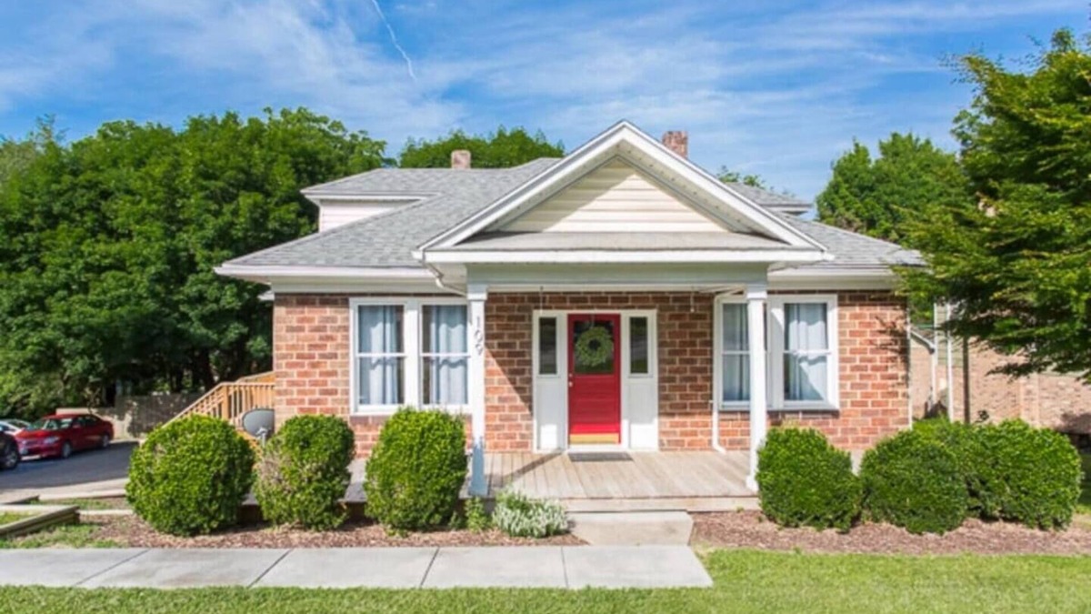 Harrisonburg House | Charming Brick Bungalow Steps from JMU Fenced backyard 30 day min