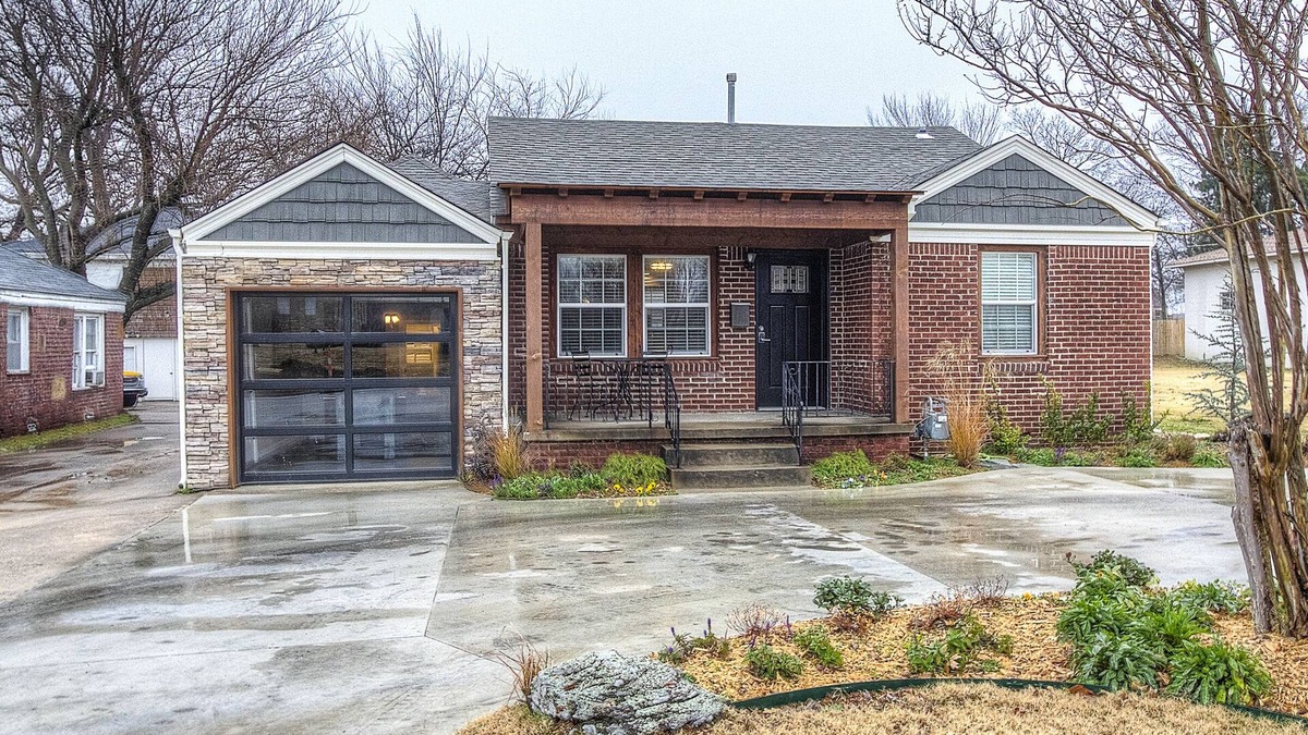 Tulsa House | Charming Brick Home Off Of Route 66 Near Tulsa Expo Fairgrounds. Sleeps 8