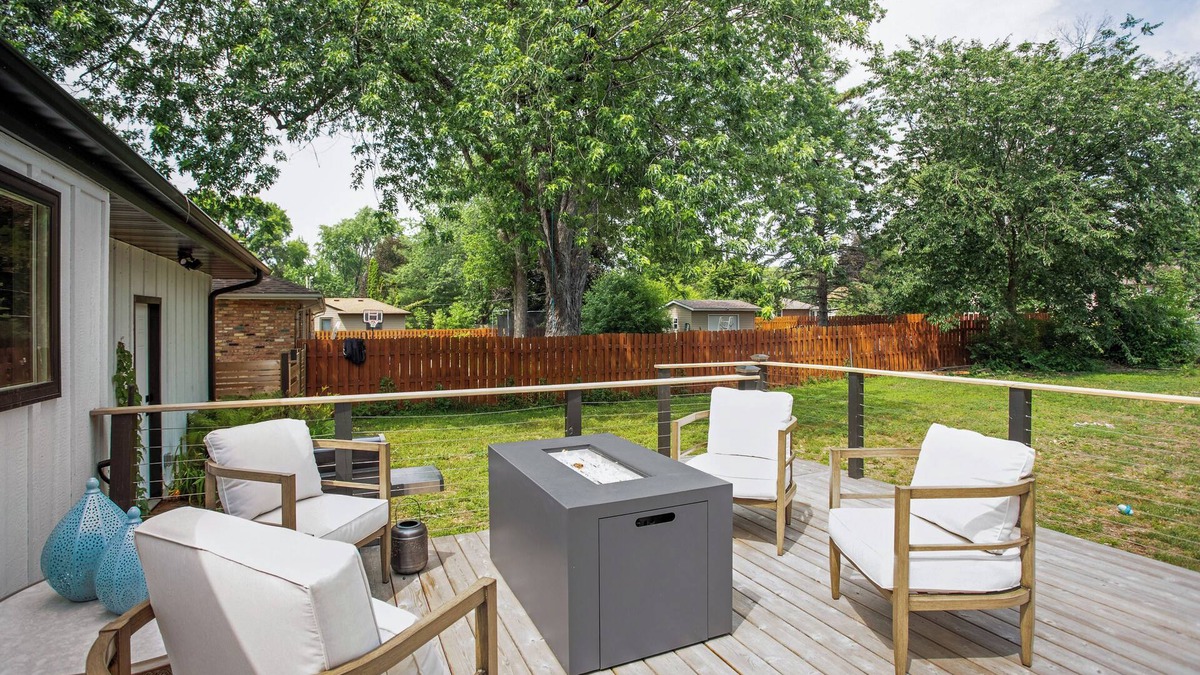 Crystal House | Charming & Bright Crystal Home w/Fire Table!