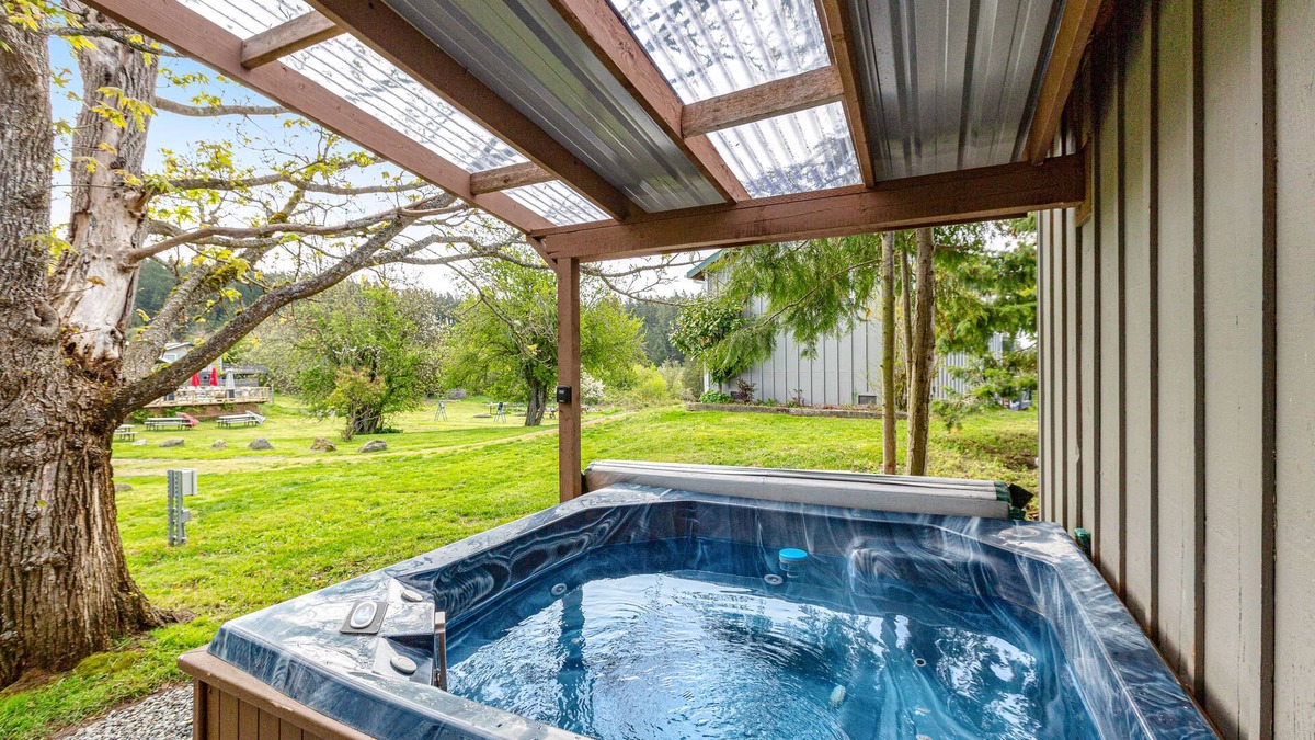 Deer Harbor Cabin | Charming & bright dog-friendly cabin with nature views, hot tub, and fireplace