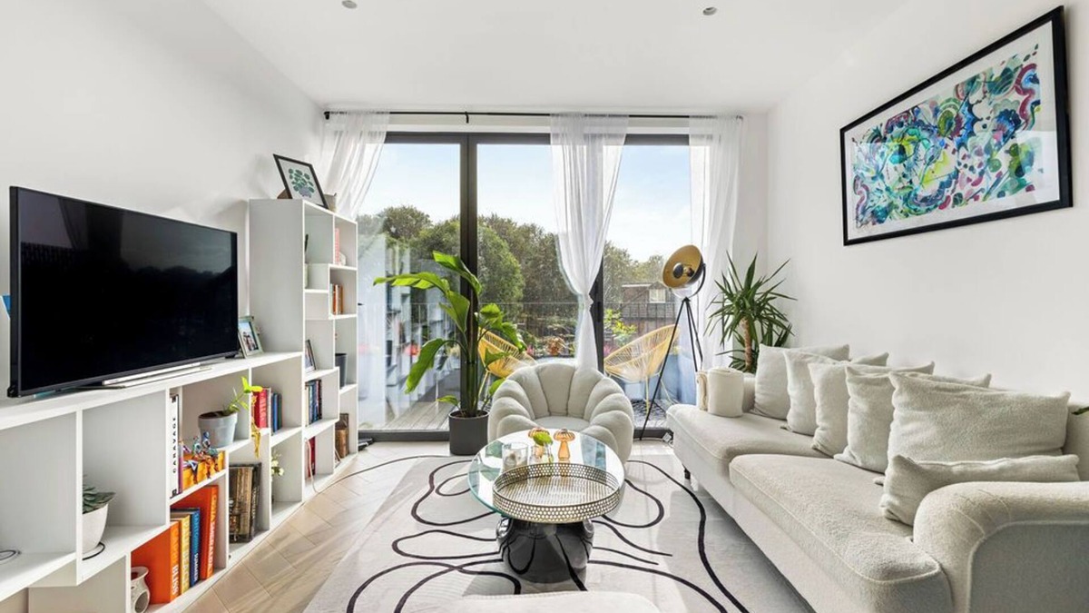 Wimbledon Park Apartment | Charming bright Wimbledon Park flat|Free Parking|Large South Facing Terrace