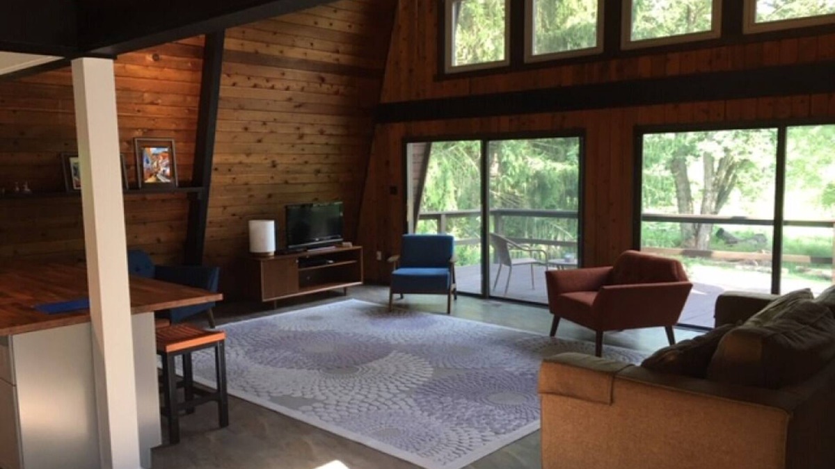 Springfield House | Charming British Columbia chalet close to Yellow Springs, Clifton and Cedarville