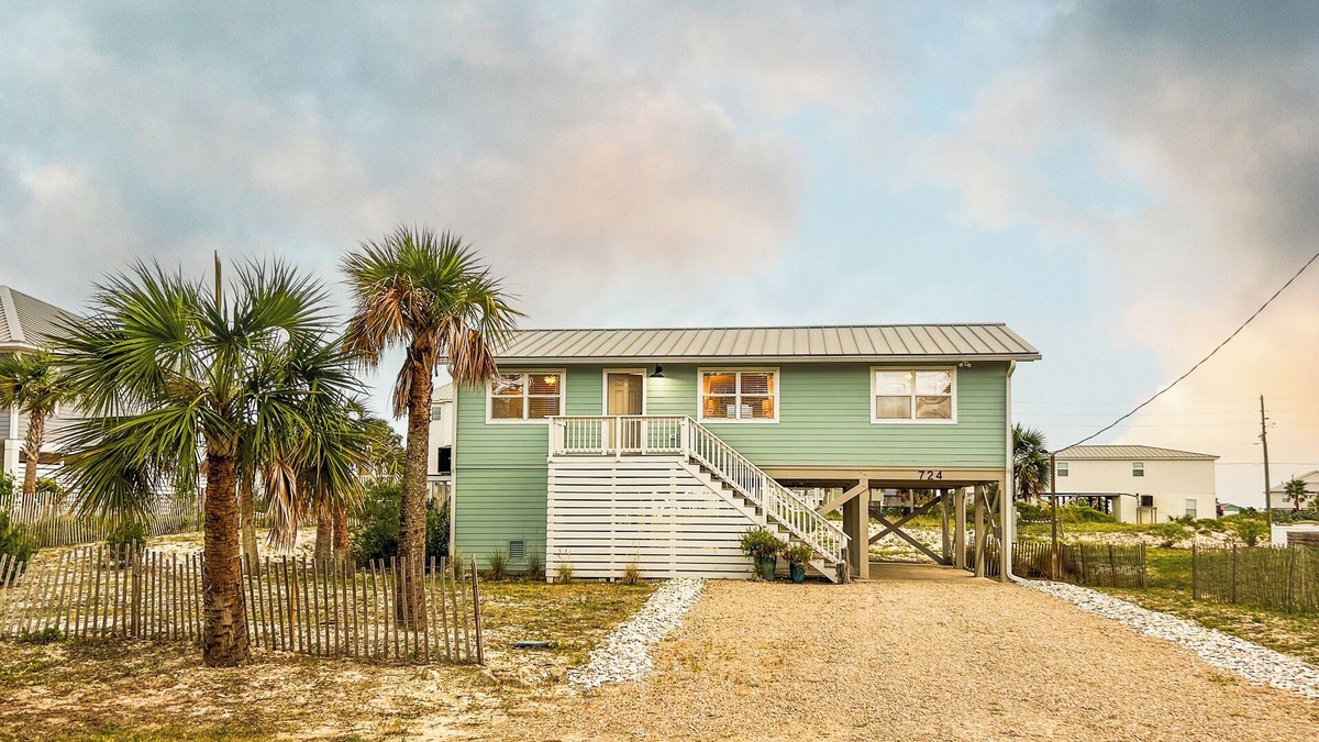 East End House | Charming bungalow, best of St George Island! Views of the Bay and Beach!