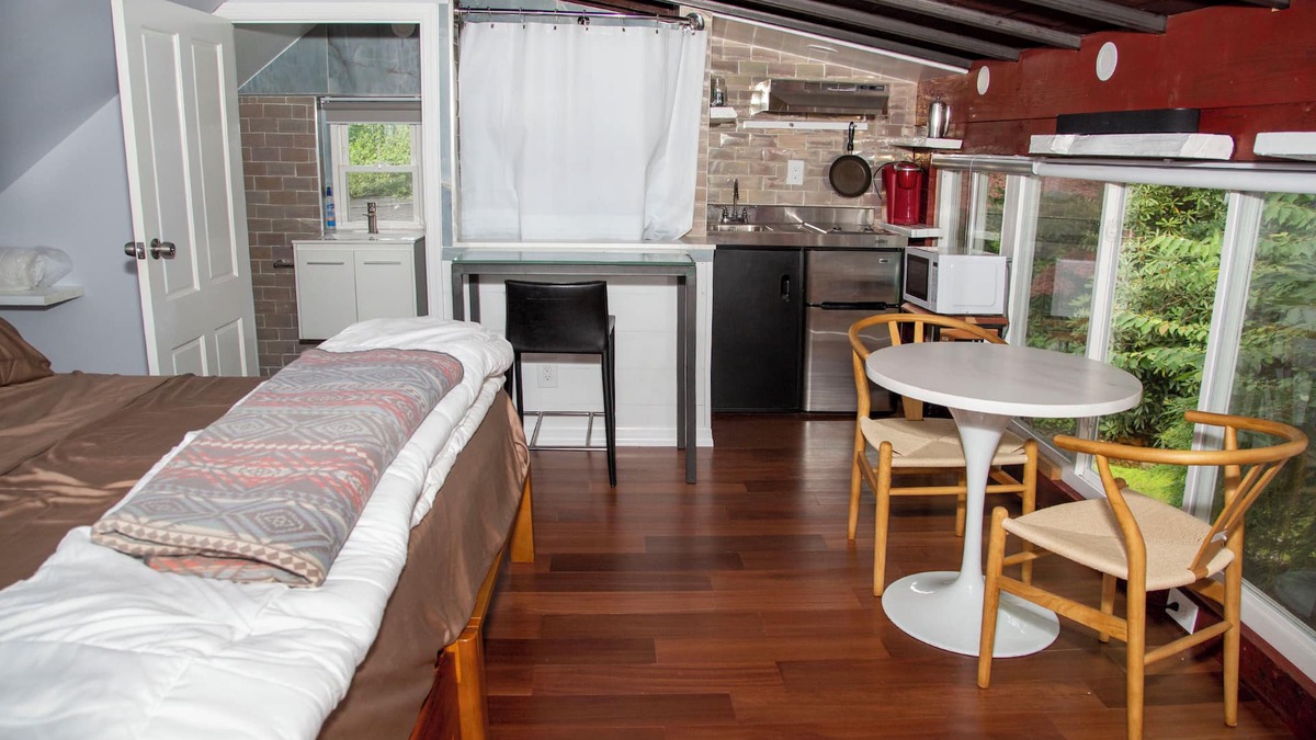 Laurel Hollow House | Charming bungalow with AC and WiFi in fantastic Cold Spring Harbor.