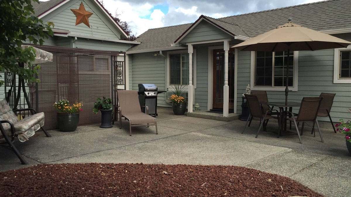 Grants Pass House | Charming Bungalow 1 1/2 blocks to Historic Grants Pass