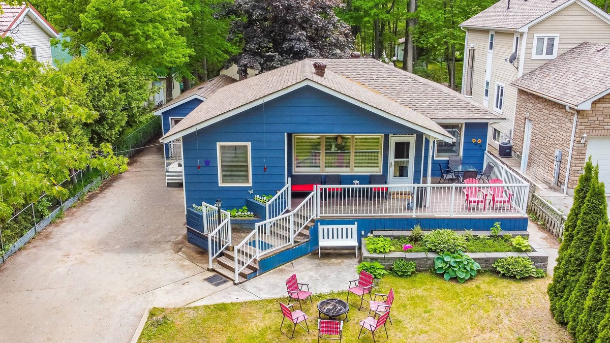 Wasaga Beach House | Charming bungalow steps to beach, fireplace, with deck & game room