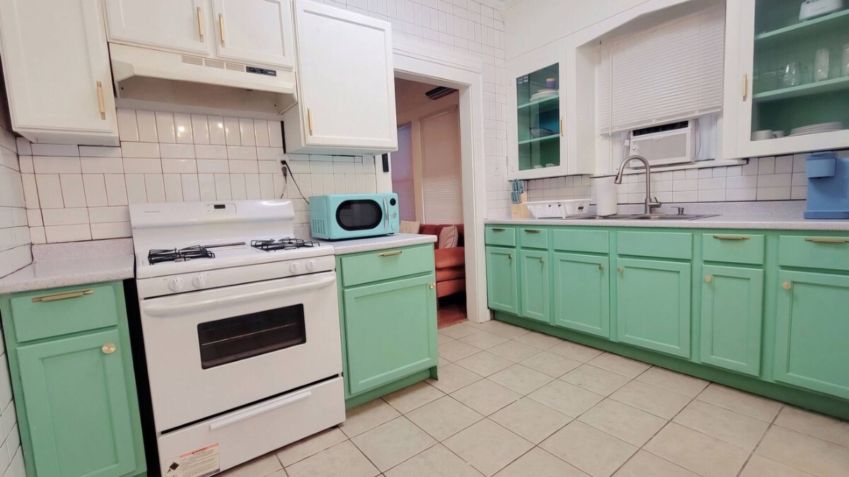 Alta Vista House | Charming bungalow in DowntownSan Antonio. Covered Carport! Laundry! Private Yard