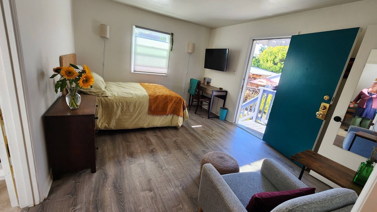 Broadmoor District House | Charming bungalow in San Leandro w/WiFi, near BART, downtown, hospitals & more!