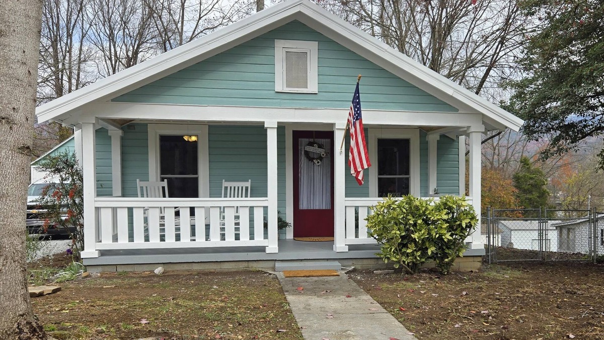 Andrews House | Charming Bungalow in Downtown Andrews I Explore-Shop-Eat