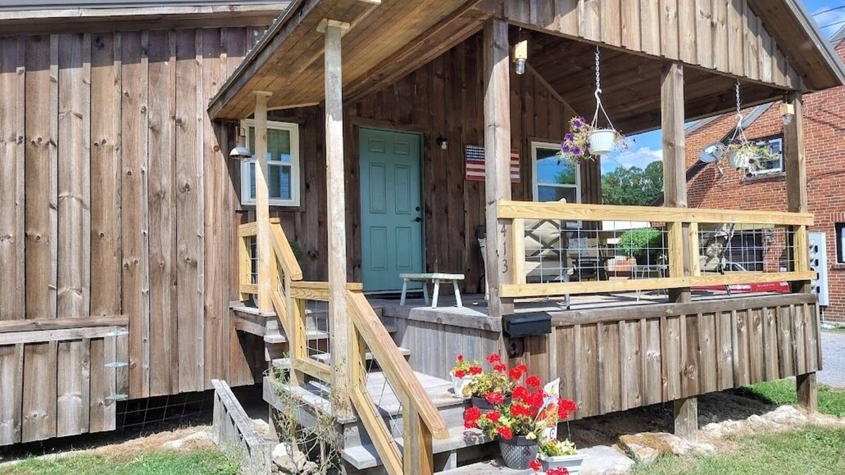 Black Fork House | Charming bungalow in marvelous Parsons with AC