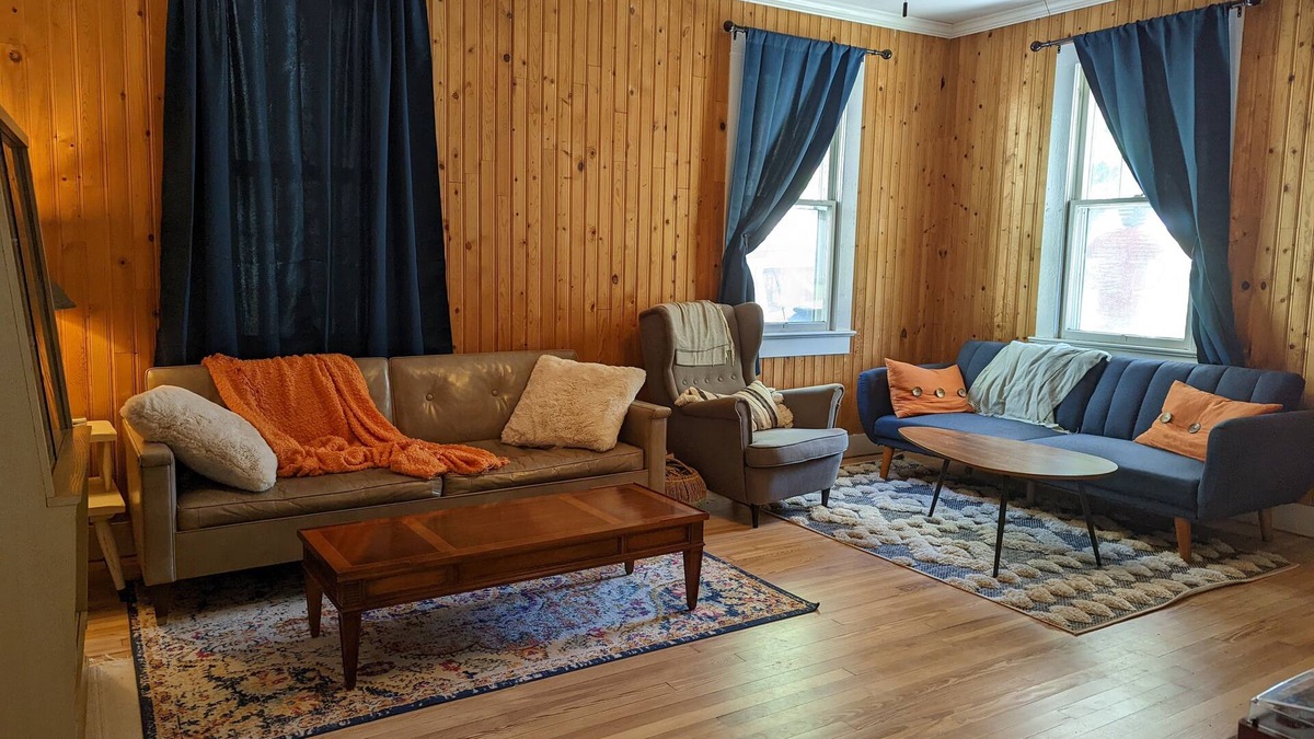 Elberton House | Charming Bungalow in the Heart of Elberton! Short walk to downtown!