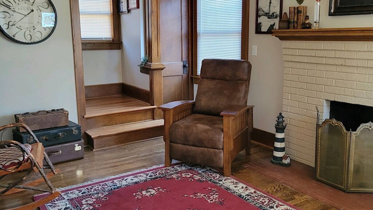 Lansing House | Charming Bungalow near historic district, State Capital, MSU campus and downtown