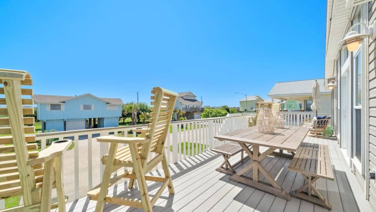 Isla Del Sol House | Charming Bungalow Steps from the Beach w/Fire Pit