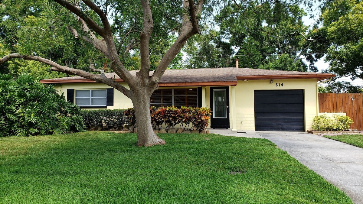Largo House | Charming Bungalow w/Heated Pool - 10 min to beach