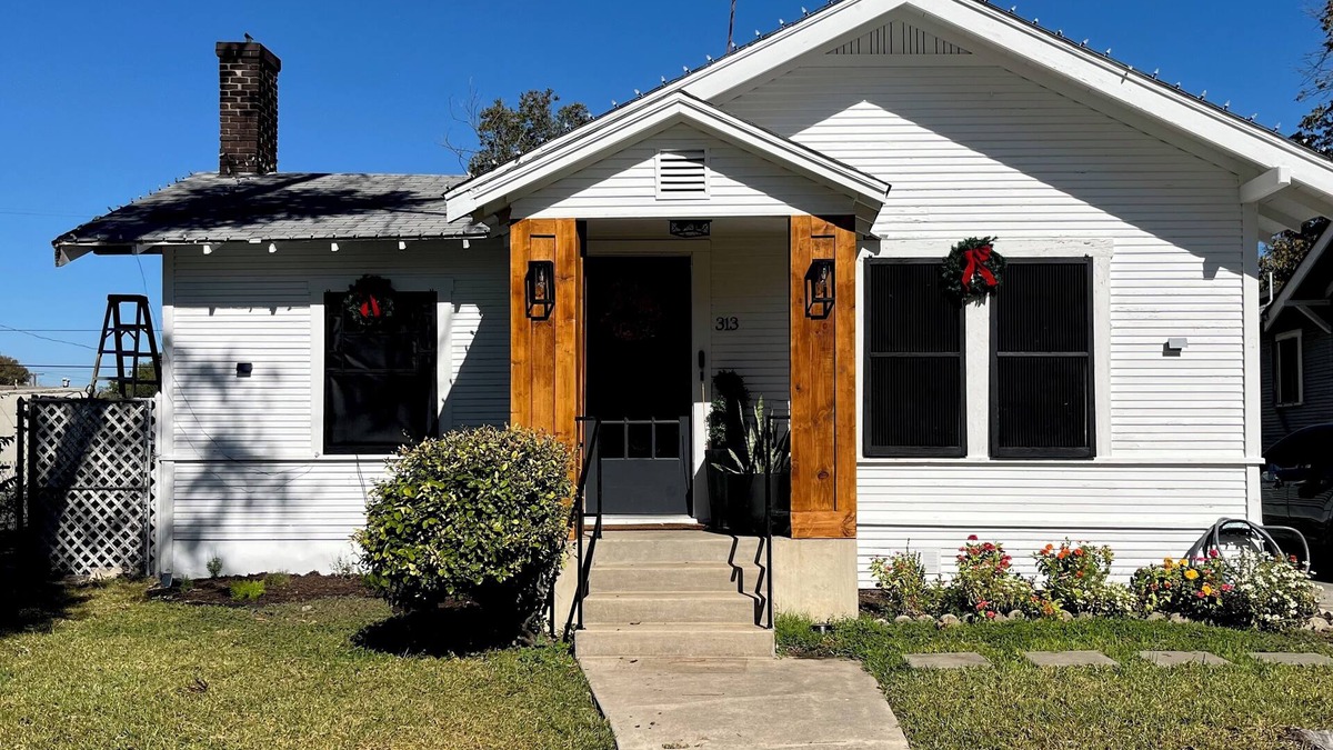 Southside House | Charming bungalow with AC and WiFi in fantastic San Antonio