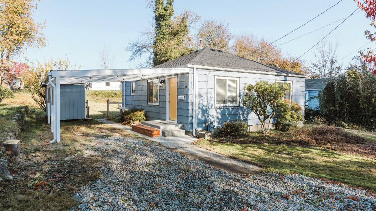 Olympia House | Charming bungalow, with covered parking, just a short walk from Capital Campus!