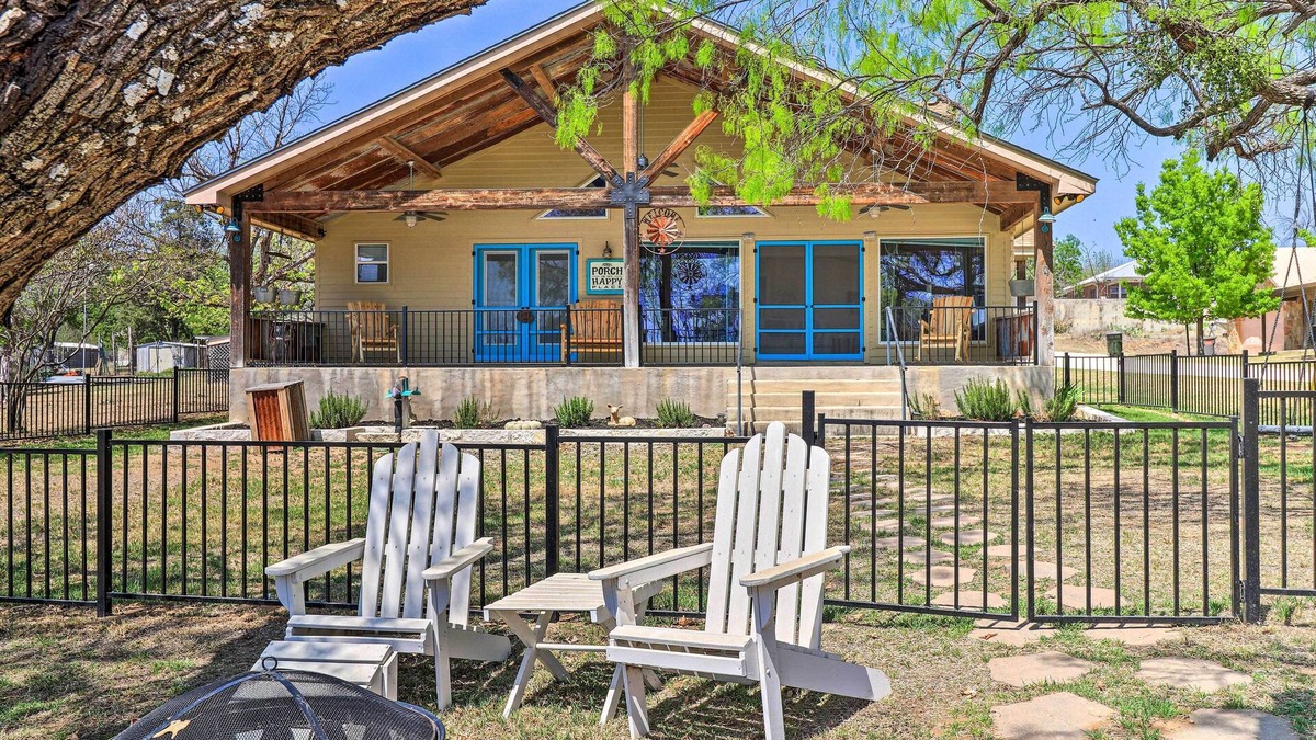 Silver Creek Village Cottage | Charming Burnet Cottage w/Lake View + Porch!