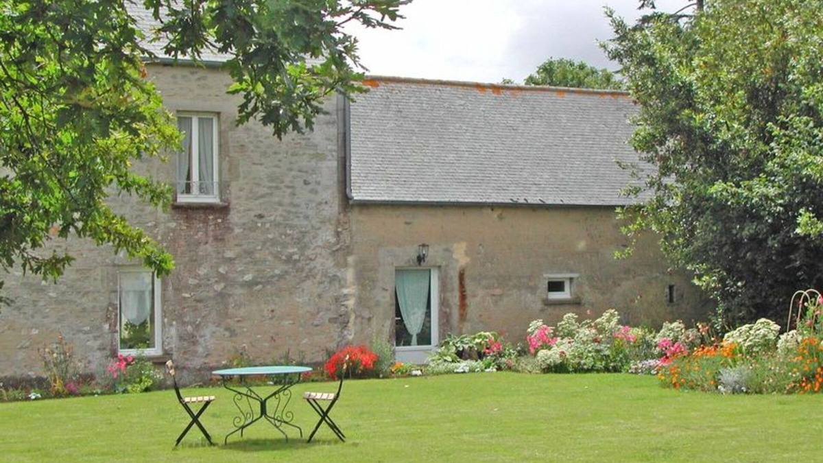 Montaigu-la-Brisette Cottage | Charming Cottage with Garden, Woodland Trails, and Modern Amenities in Countryside Normandy