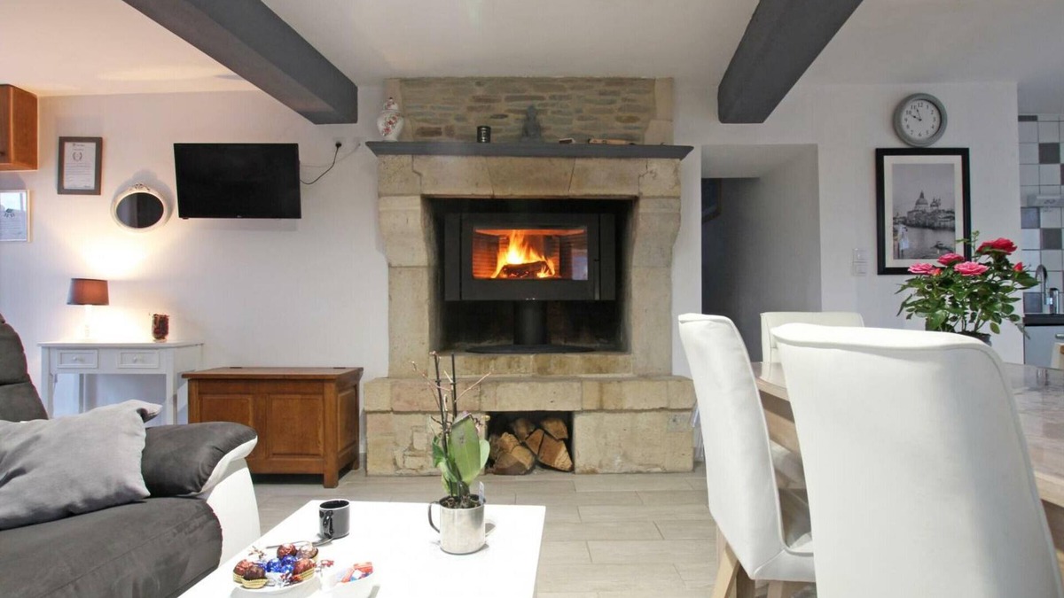 Montaigu-la-Brisette Cottage | *Charming Cottage, Near St Vaast la Hougue, Pet-Friendly, Private Yard, WiFi, Fireplace*